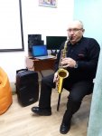 Начальник відділу культури ОТГ Михайло Ковальчук грає на саксофоні
